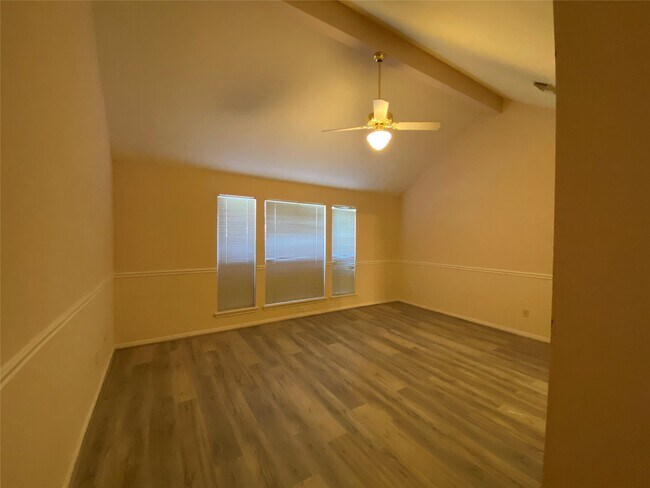 Photo - 215 W New Meadows Dr