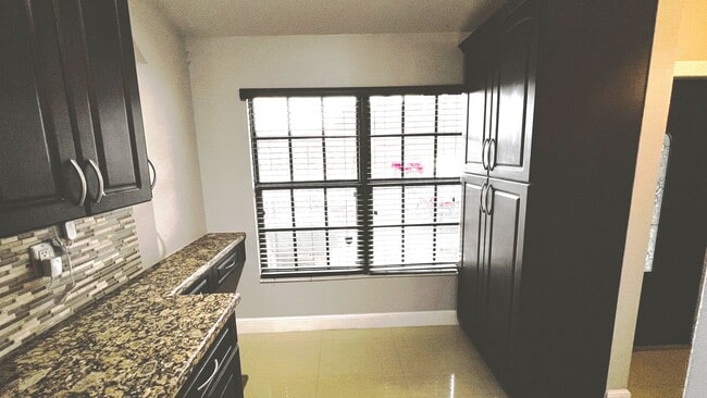 Breakfast Nook - 2310 Elm Ct