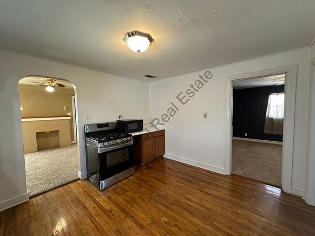 Photo - Cozy 2 Bed 1 bath house with detached garage and central Heat and air and washer/dryer hookups in...