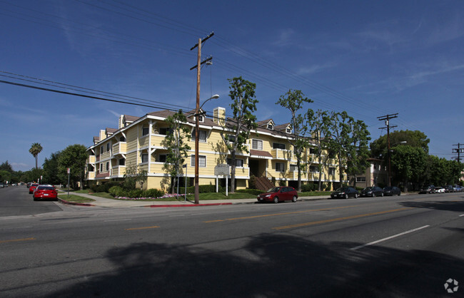 Building Photo - Nelk Manor Rental