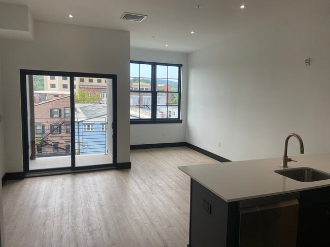 Photo - Stylish Studio Apartment | Watermark, Down... Unidad 322
