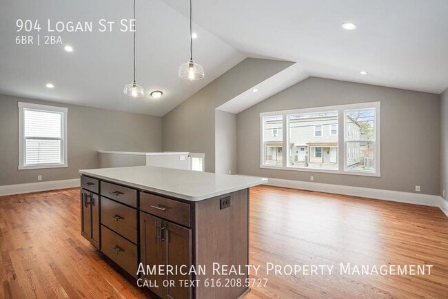 Photo - 904 Logan St SE