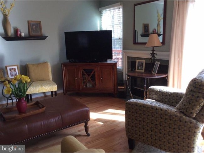 Family Room - 160 Canterbury Ln