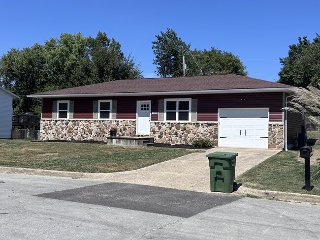 Building Photo - 1811 Briarwood Dr