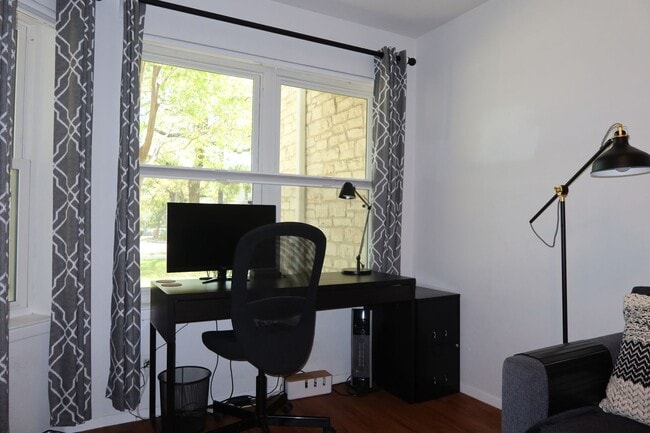 Photo - Hyde Park Country Condo - Furnished - 1BD/1BA - Covered Parking -Close to Everything Unit Hyde Park Condo