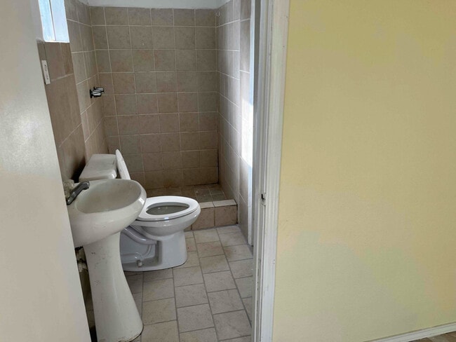 Photo - 713 Bowen St