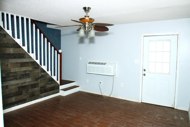 Photo - 527 W 6th St