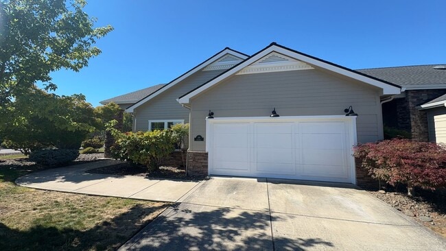 Building Photo - 2 Bed 2 Bath Home