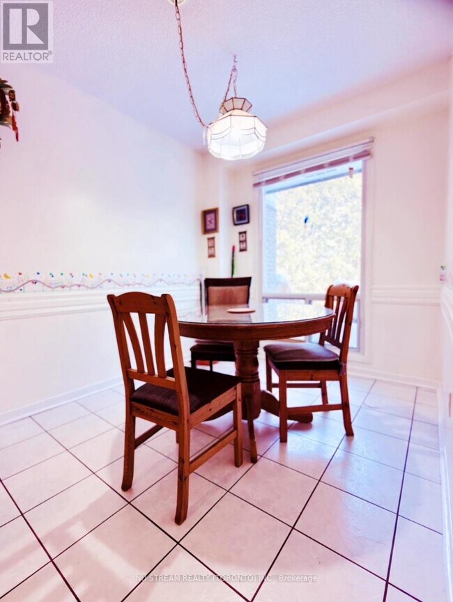 Photo - 653-653 Village Pkwy