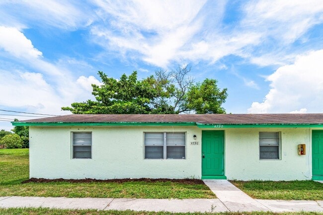 Building Photo - 4790 Gulfstream Rd Rental