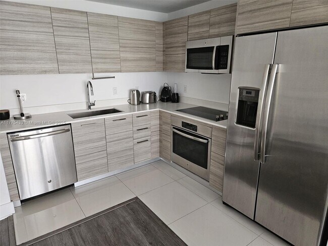 Photo - 121 NE 34th St Unidad 2511