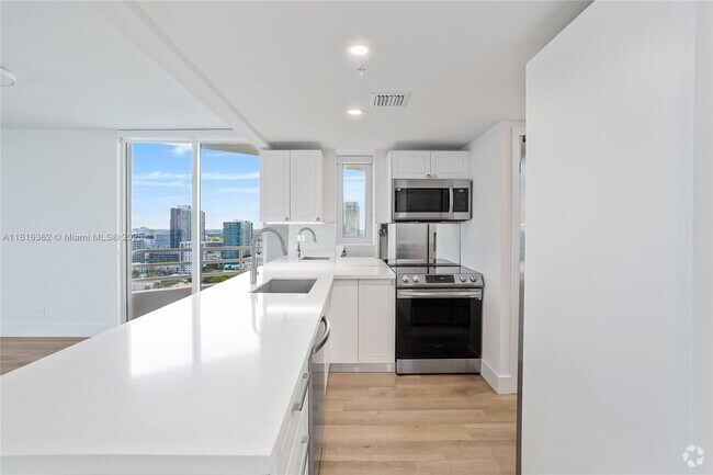 Building Photo - 555 NE 34th St Unit 1111 Rental