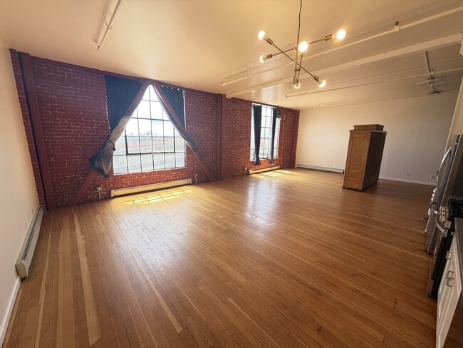 Building Photo - 1018 4th Ave