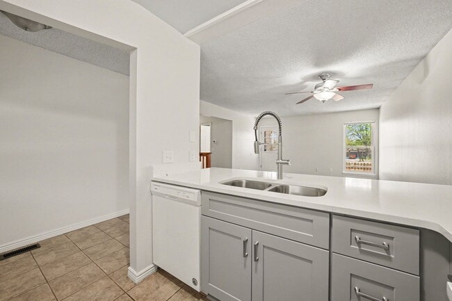 Photo - 6100 Fenton St