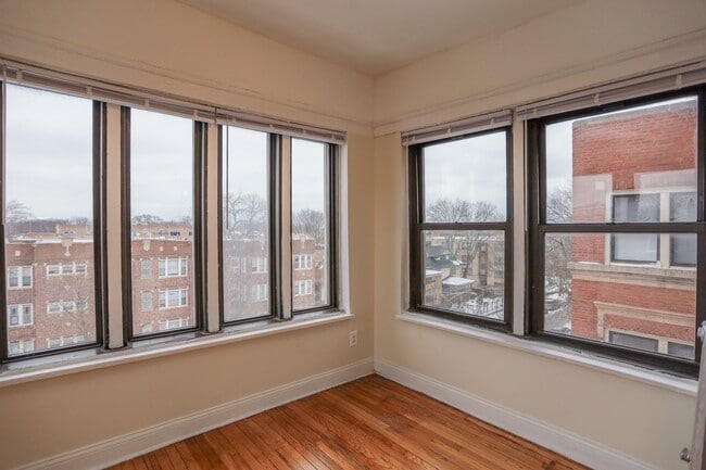 Building Photo - 7455 N Greenview Ave