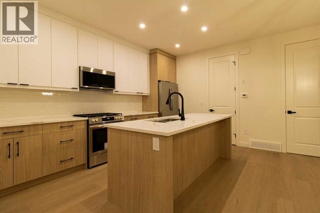 Photo - 1512-1521 21 Ave NW