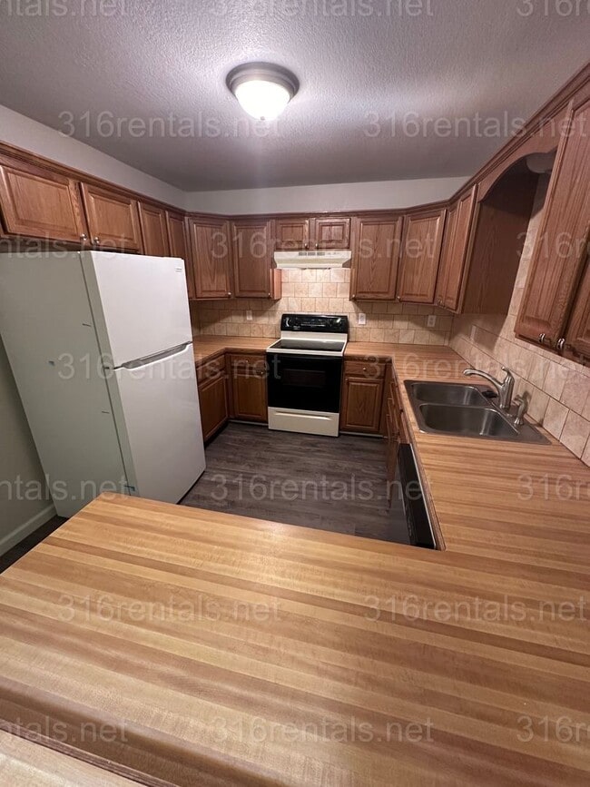 Photo - $1600 - 4 bed 2 bath - Single Family Home with a large fenced in backyard!