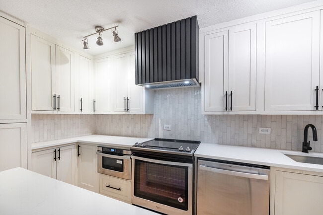 Photo - 1339 N Dearborn St