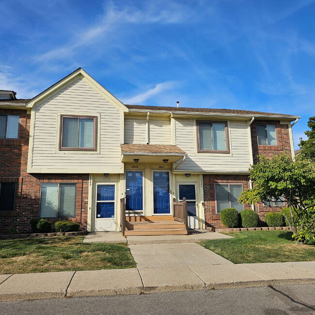 Building Photo - 2 Bedroom Upper Condo, Condo has Raised Ce... Unit 42
