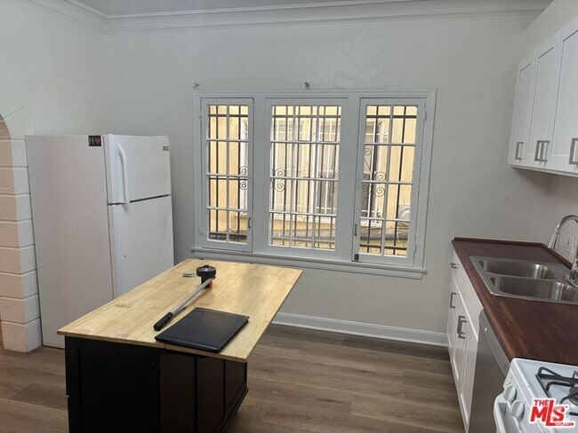 Building Photo - 1419 1/2 Bronson Ave Rental