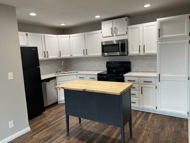 Building Photo - 2160 Ridge Dr Unit 37