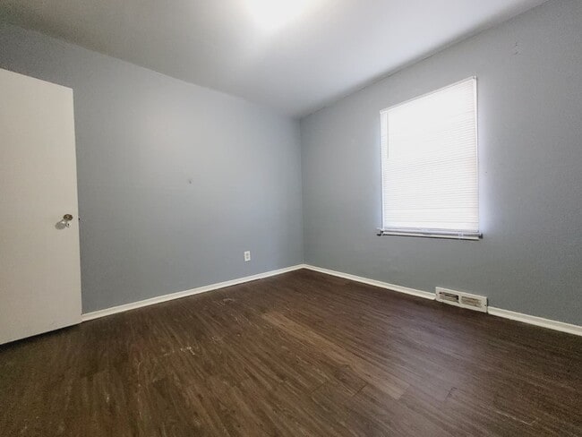 Building Photo - 922 W 4th St