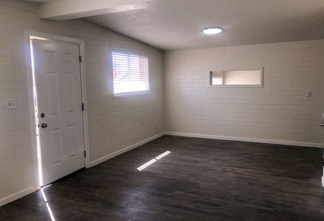 Photo - Beautifully Remodeled 3+1 Bungalow with Indoor-Outdoor Living