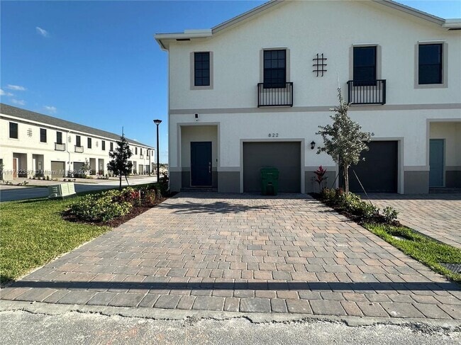 Building Photo - 822 SW 11th Ter Rental