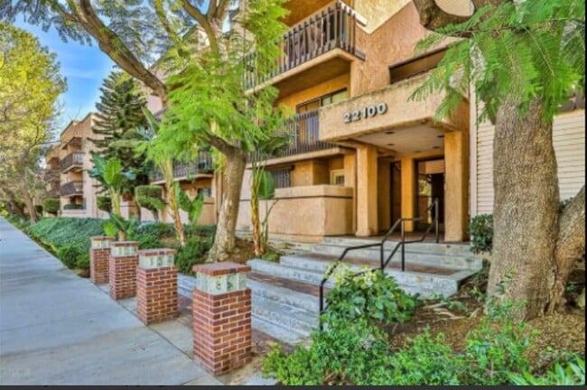 Photo - 22100 Burbank Blvd Unidad 100