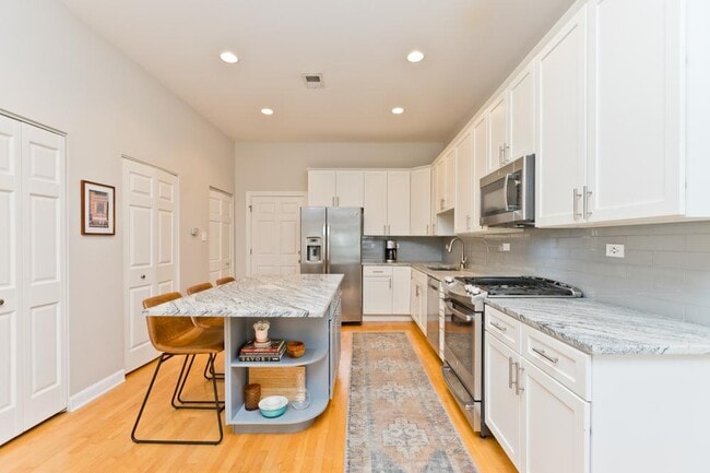 Photo - 3 bedroom in Chicago IL 60613 Unit 2F