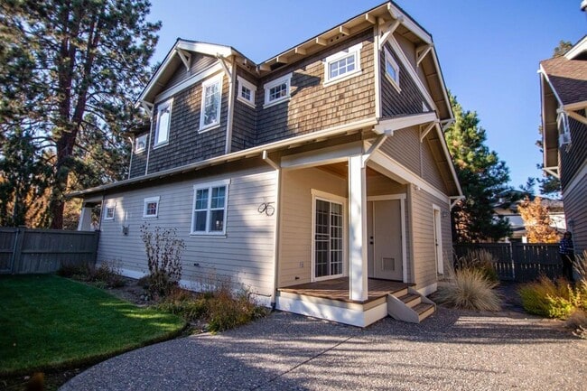 Building Photo - 1690 N W Lepage Pl Unit #1