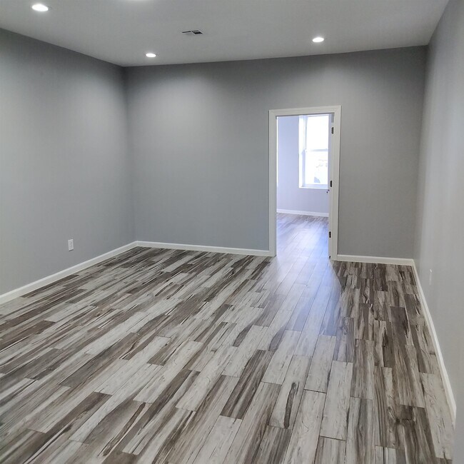 Photo - 644 Newark Ave Unidad 4