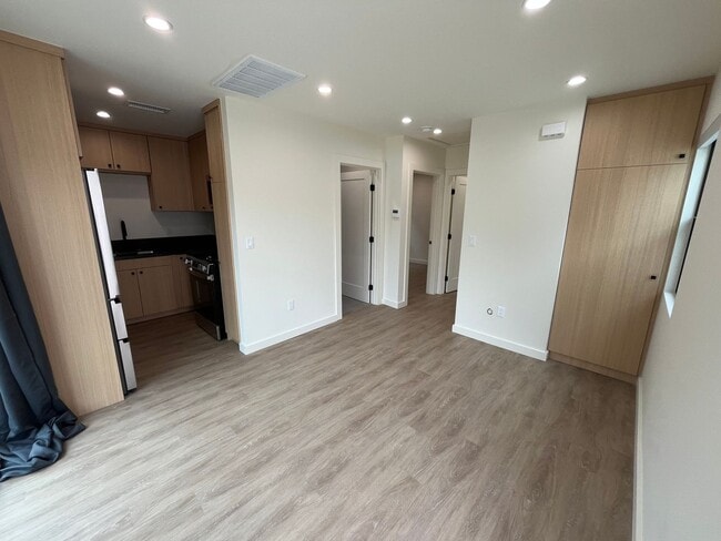 Building Photo - Newly Remodeled 2 Bed 1 Bath Unit 1061 Rental