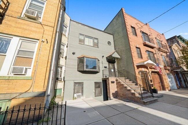 Building Photo - 211 New York Ave Unit 1