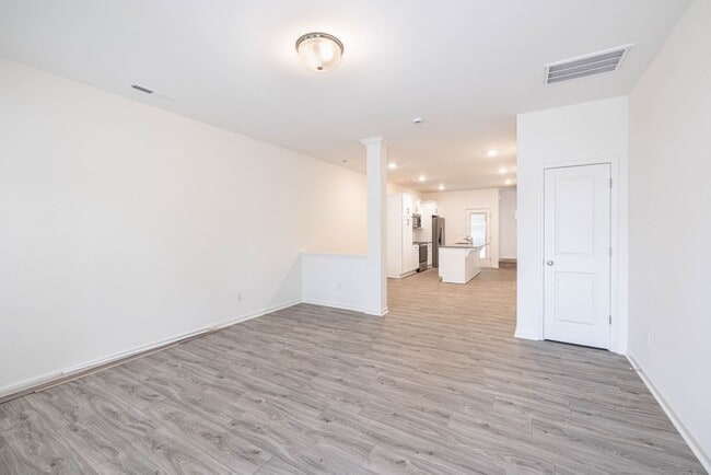 Photo - 465 Kinnerton Pl