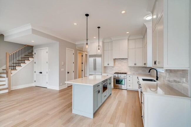 Building Photo - 3 bedroom in Chicago IL 60647 Unit 3