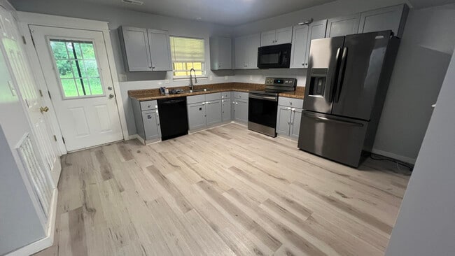 Building Photo - 1533 13th St SE Rental