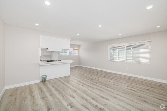1BR, 1BA - 760SF - Living Room