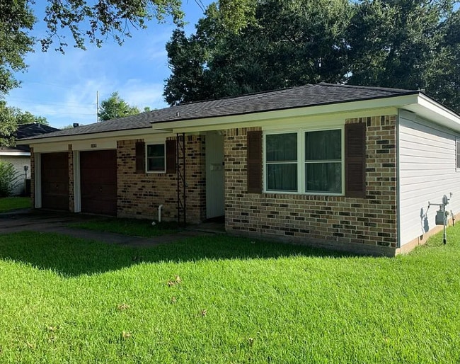 Building Photo - Pine Lane Rental