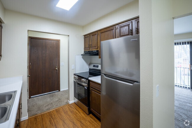 2BR, 1BA - 740SF - Kitchen