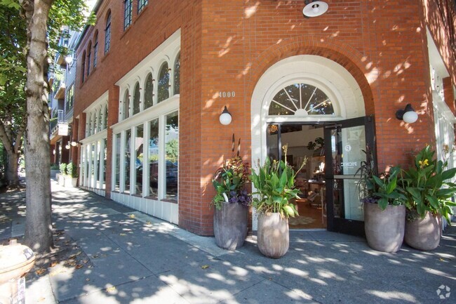 Building Photo - RARE Availability: Stunning Studio on Miss... Unit 03 Rental