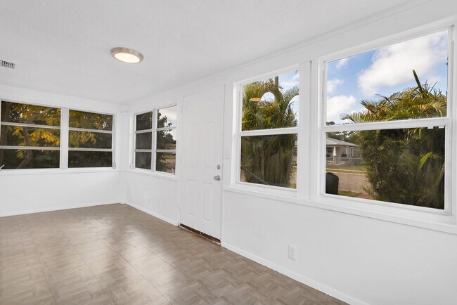 Photo - Cute 3bdrm/1bath House ** Section 8 OK ** $1995.00** Move in by December 31st and get 1 month Fre...