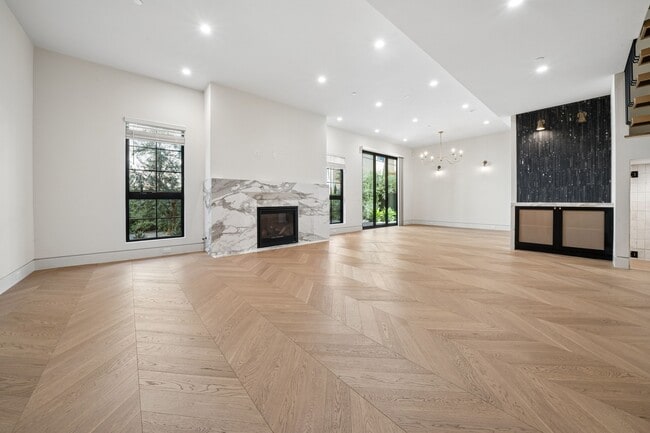 Building Photo - 652 Huntley Dr