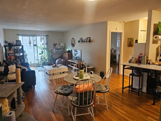 Building Photo - 804 Centre St