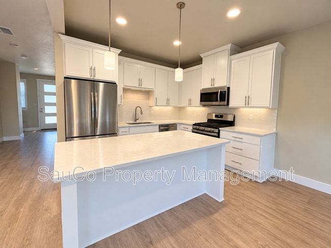 8023 NE Sabo St