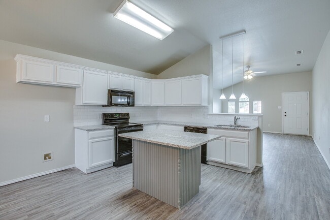 Photo - Large 3/2/2 in South Lubbock!