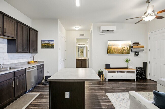 Photo - 8601 West Gate Blvd Unidad #4104