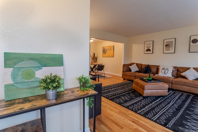 Photo - Spacious Updated Unit of Quadplex Availabl... Unidad #3243 A