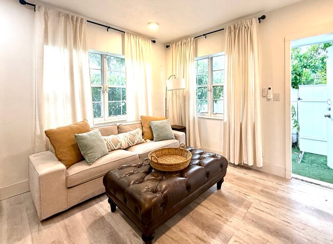 1326 NE 14th Pl Unit 1-bedroom home duplex
