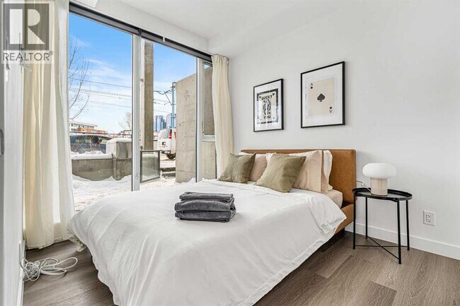 Photo - 329-39A 9a St NW